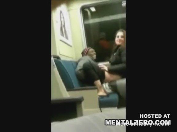 Mulher bebada fode com mendigo no metro